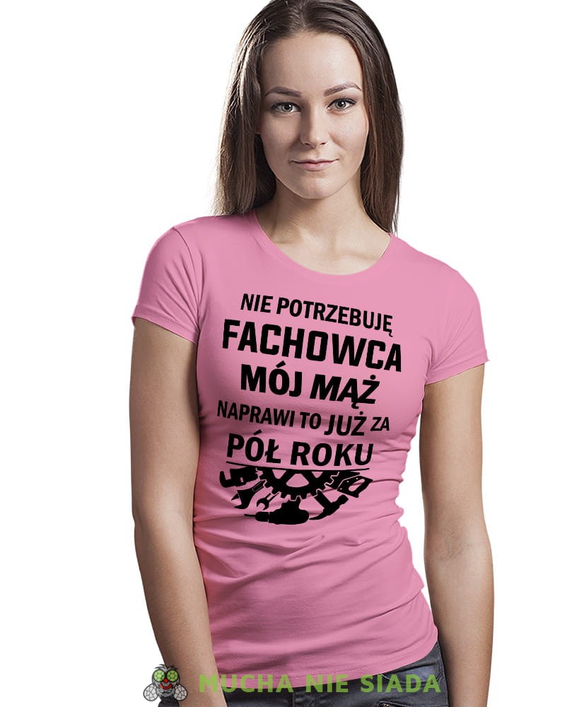 Nie potrzebuję fachowca Mój mąż naprawi to już za pół roku, różowa koszulka damska, śmieszna koszulka z nadrukiem, dla żony, na prezent, na urodziny, mucha nie siada, mns.jpg