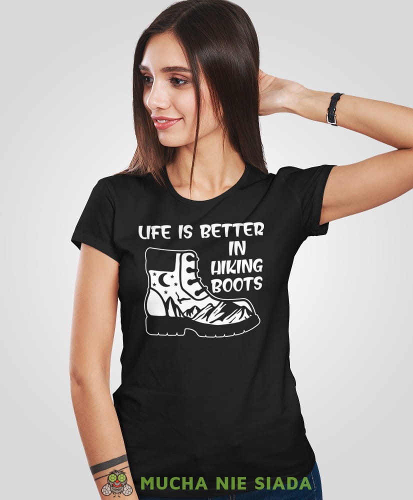 Damska koszulka z nadrukiem - Life is better in hiking boots - Idealna za wypad w góry, czarna koszulka z nadrukiem, wycieczka w góry, górska wyprawa, T-shirt do miłośników turystyki górskiej, mucha nie siada koszulki.jpg