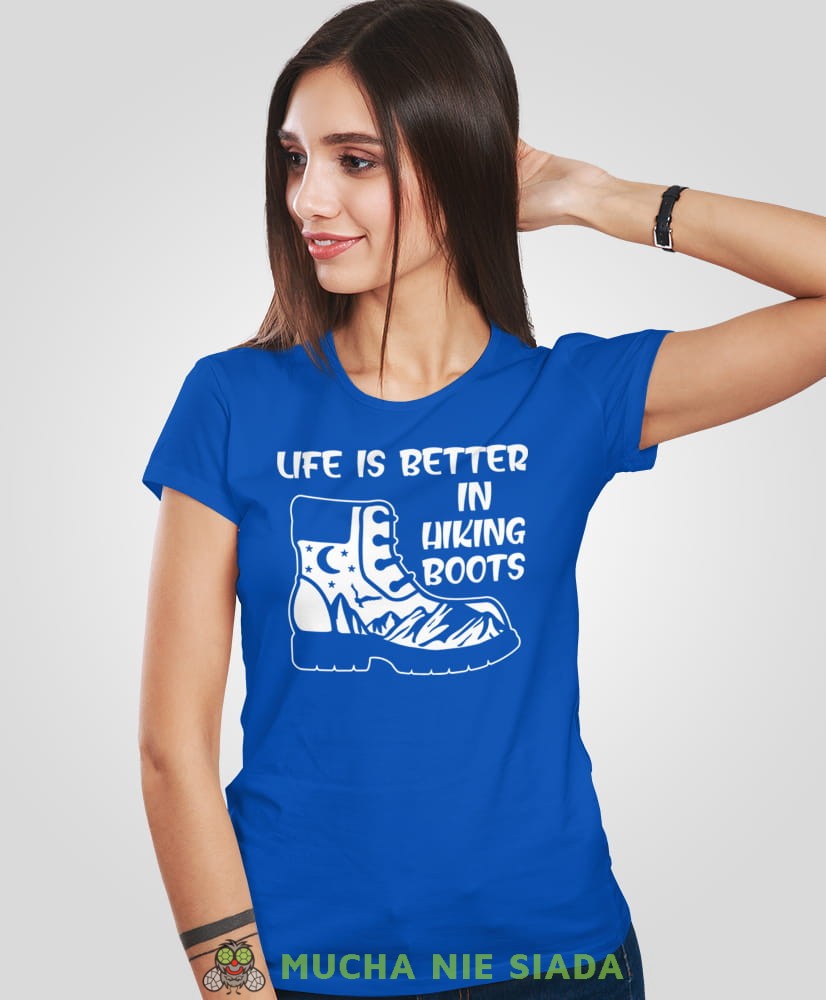 Damska koszulka z nadrukiem - Life is better in hiking boots - Idealna za wypad w góry, niebieska koszulka z nadrukiem, wycieczka w góry, górska wyprawa, T-shirt do miłośników turystyki górskiej, mucha nie siada koszulki.jpg