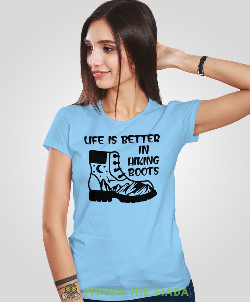 Damska koszulka z nadrukiem - Life is better in hiking boots - Idealna za wypad w góry, jasnoniebieska koszulka z nadrukiem, wycieczka w góry, górska wyprawa, T-shirt do miłośników turystyki górskiej, mucha nie siada koszulki.jpg