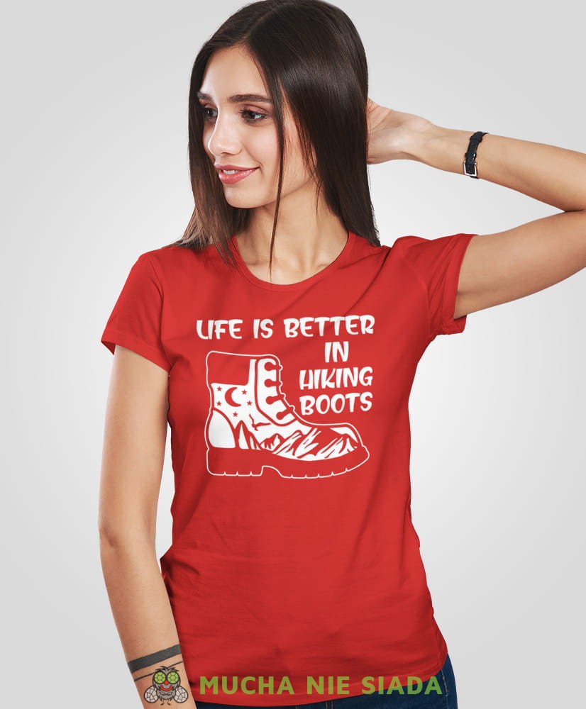 Damska koszulka z nadrukiem - Life is better in hiking boots - Idealna za wypad w góry, czerwona koszulka z nadrukiem, wycieczka w góry, górska wyprawa, T-shirt do miłośników turystyki górskiej, mucha nie siada koszulki.jpg