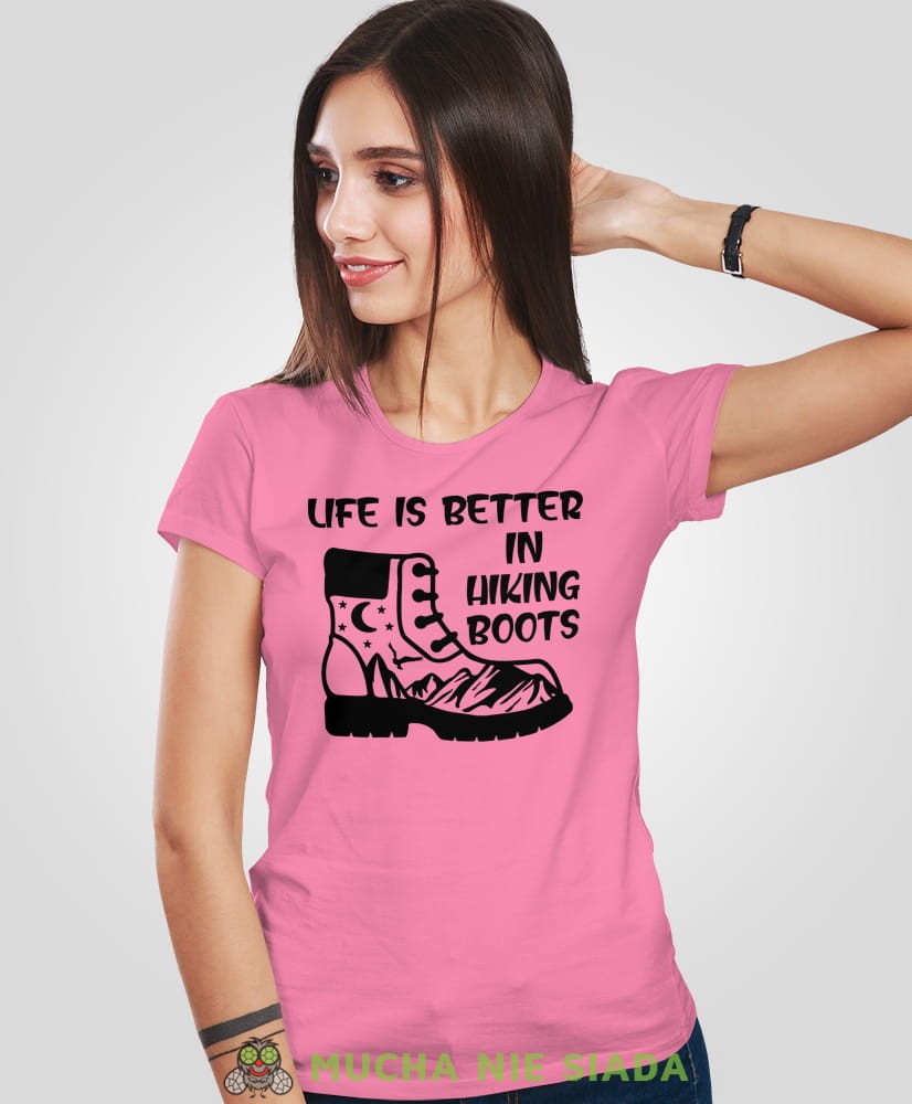 Damska koszulka z nadrukiem - Life is better in hiking boots - Idealna za wypad w góry, różowa koszulka z nadrukiem, wycieczka w góry, górska wyprawa, T-shirt do miłośników turystyki górskiej, mucha nie siada koszulki.jpg