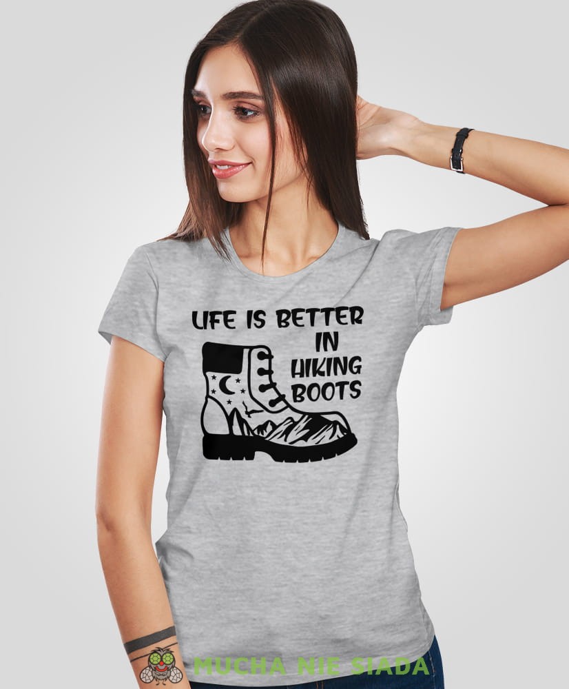 Damska koszulka z nadrukiem - Life is better in hiking boots - Idealna za wypad w góry, szara koszulka z nadrukiem, wycieczka w góry, górska wyprawa, T-shirt do miłośników turystyki górskiej, mucha nie siada koszulki.jpg