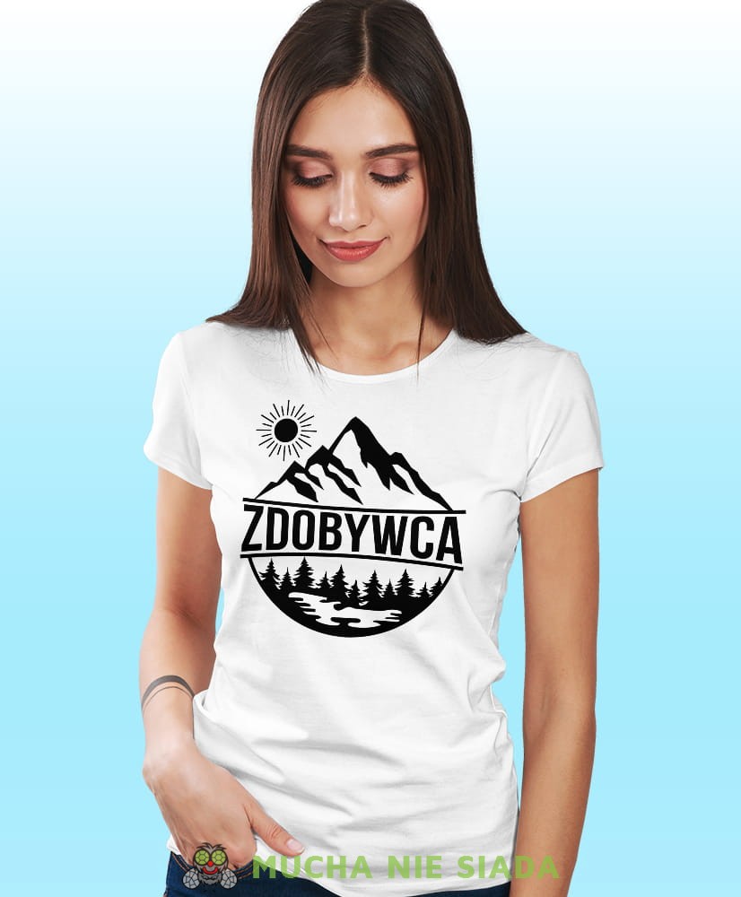 Damska koszulka z nadrukiem - Zdobywca - Idealna za wypad w góry, biała koszulka z nadrukiem, wycieczka w góry, górska wyprawa, T-shirt dla miłośników turystyki górskiej, mucha nie siada koszulki.jpg