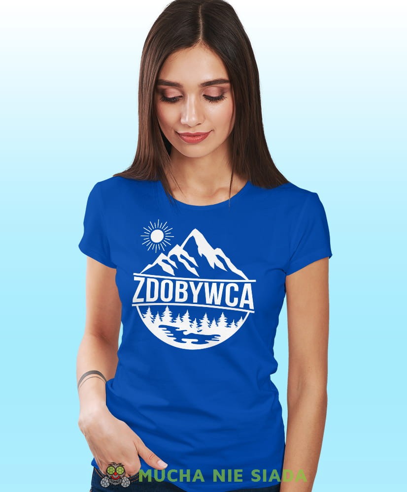 Damska koszulka z nadrukiem - Zdobywca - Idealna za wypad w góry, niebieska koszulka z nadrukiem, wycieczka w góry, górska wyprawa, T-shirt dla miłośników turystyki górskiej, mucha nie siada koszulki.jpg