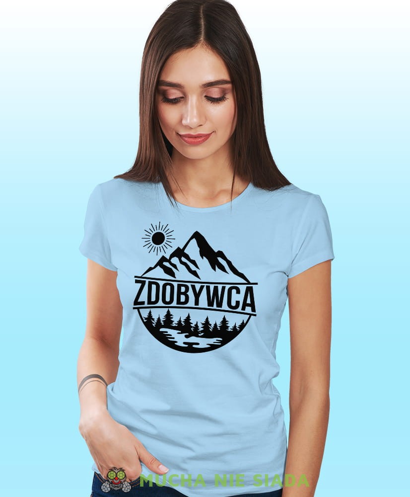 Damska koszulka z nadrukiem - Zdobywca - Idealna za wypad w góry, jasnoniebieska koszulka z nadrukiem, wycieczka w góry, górska wyprawa, T-shirt dla miłośników turystyki górskiej, mucha nie siada koszulki.jpg