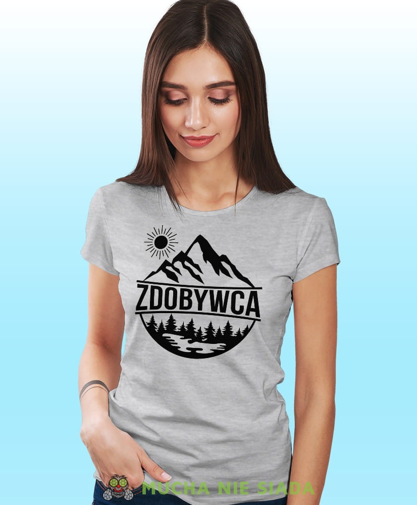 Damska koszulka z nadrukiem - Zdobywca - Idealna za wypad w góry, szara koszulka z nadrukiem, wycieczka w góry, górska wyprawa, T-shirt dla miłośników turystyki górskiej, mucha nie siada koszulki.jpg
