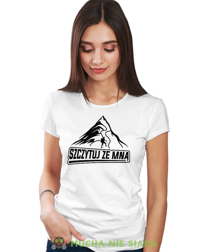 Damska koszulka z nadrukiem - Szczytuj ze mną - Idealna za wypad w góry, biała koszulka z nadrukiem, wycieczka w góry, górska wyprawa, T-shirt dla miłośników turystyki górskiej, mucha nie siada koszulki.jpg