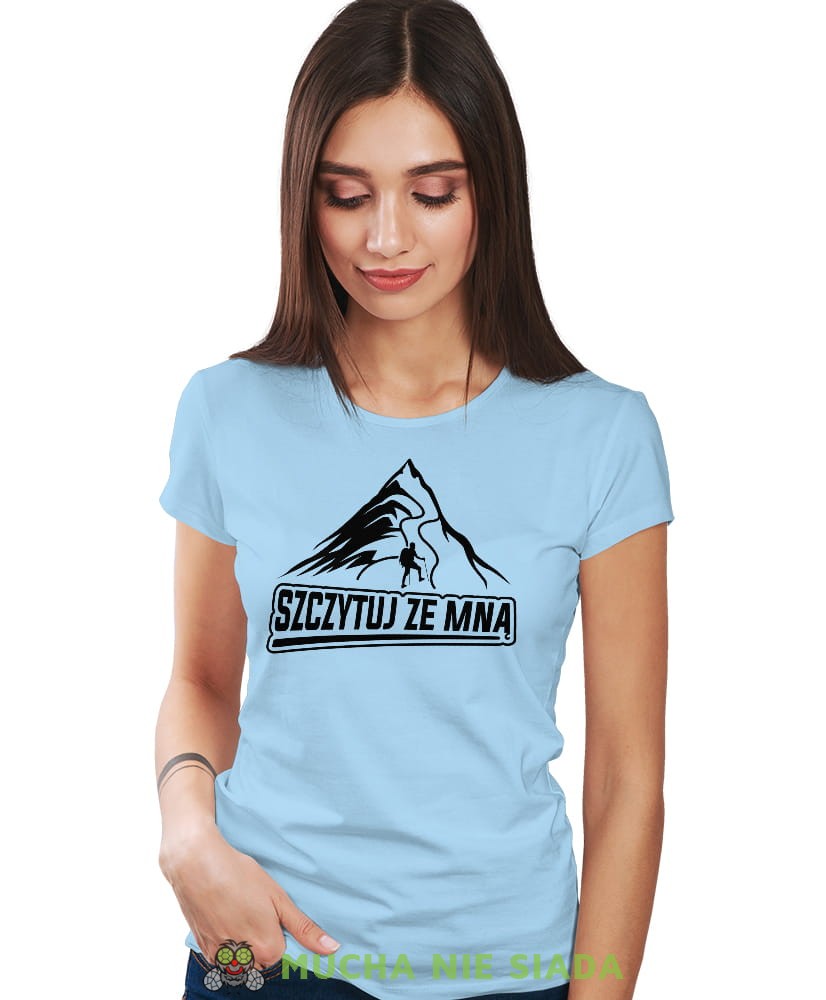Damska koszulka z nadrukiem - Szczytuj ze mną - Idealna za wypad w góry, jasnoniebieska koszulka z nadrukiem, wycieczka w góry, górska wyprawa, T-shirt dla miłośników turystyki górskiej, mucha nie siada koszulki.jpg