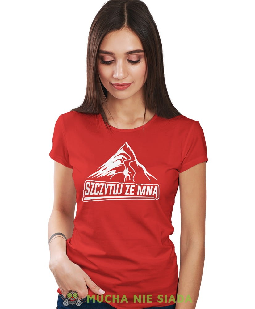 Damska koszulka z nadrukiem - Szczytuj ze mną - Idealna za wypad w góry, czerwona koszulka z nadrukiem, wycieczka w góry, górska wyprawa, T-shirt dla miłośników turystyki górskiej, mucha nie siada koszulki.jpg