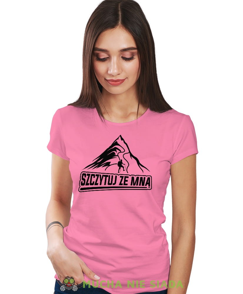 Damska koszulka z nadrukiem - Szczytuj ze mną - Idealna za wypad w góry, różowa koszulka z nadrukiem, wycieczka w góry, górska wyprawa, T-shirt dla miłośników turystyki górskiej, mucha nie siada koszulki.jpg