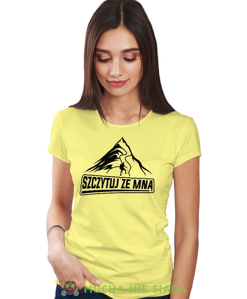 Damska koszulka z nadrukiem - Szczytuj ze mną - Idealna za wypad w góry, żółta koszulka z nadrukiem, wycieczka w góry, górska wyprawa, T-shirt dla miłośników turystyki górskiej, mucha nie siada koszulki.jpg
