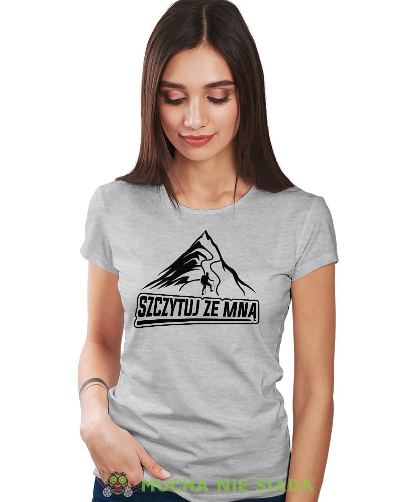 Damska koszulka z nadrukiem - Szczytuj ze mną - Idealna za wypad w góry, szara koszulka z nadrukiem, wycieczka w góry, górska wyprawa, T-shirt dla miłośników turystyki górskiej, mucha nie siada koszulki.jpg