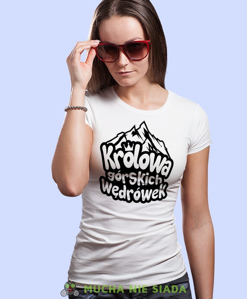 Damska koszulka z nadrukiem - Królowa górskich wędrówek - Idealna za wypad w góry, biała koszulka z nadrukiem, wycieczka w góry, górska wyprawa, T-shirt dla miłośników turystyki górskiej, mucha nie siada koszulki.jpg
