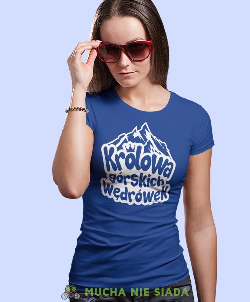 Damska koszulka z nadrukiem - Królowa górskich wędrówek - Idealna za wypad w góry, niebieska koszulka z nadrukiem, wycieczka w góry, górska wyprawa, T-shirt dla miłośników turystyki górskiej, mucha nie siada koszulki.jpg