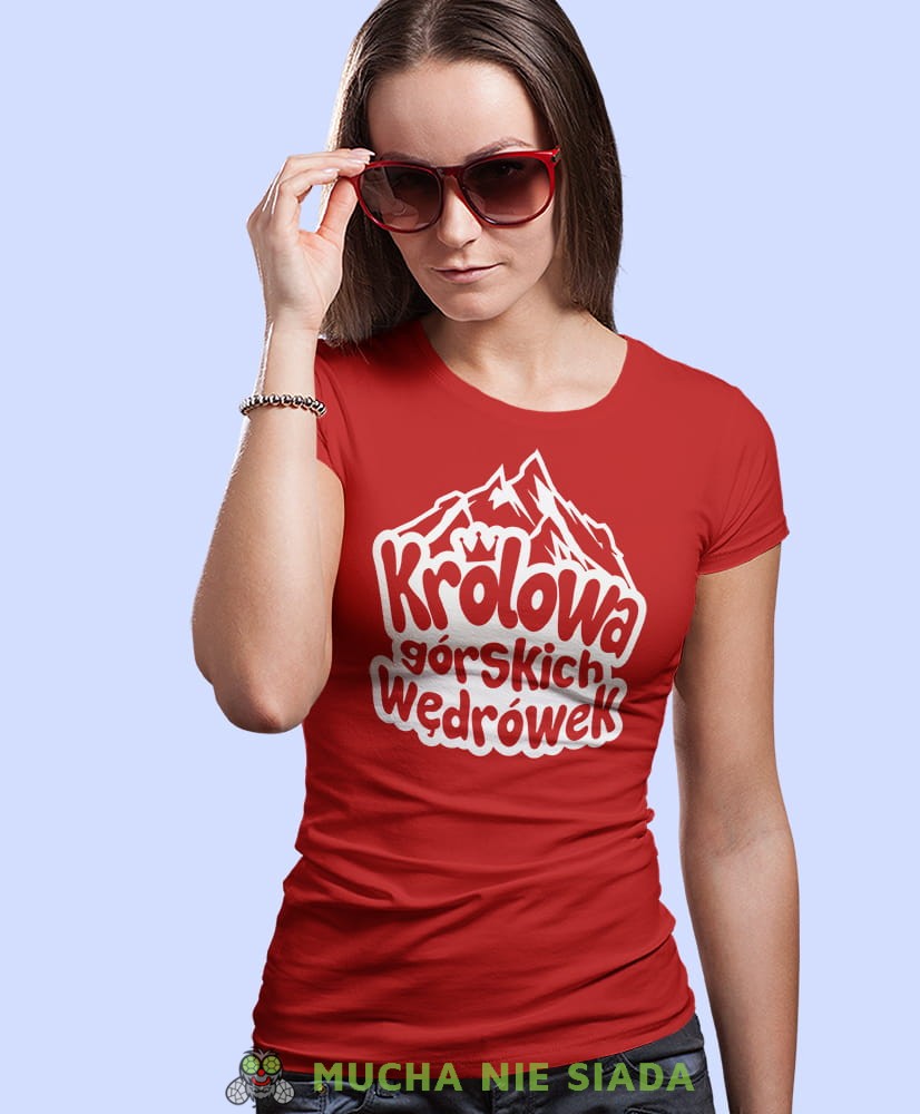 Damska koszulka z nadrukiem - Królowa górskich wędrówek - Idealna za wypad w góry, czerwona koszulka z nadrukiem, wycieczka w góry, górska wyprawa, T-shirt dla miłośników turystyki górskiej, mucha nie siada koszulki.jpg