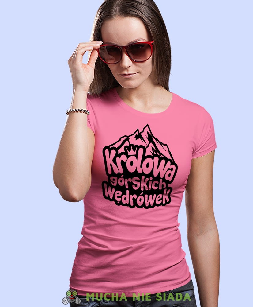 Damska koszulka z nadrukiem - Królowa górskich wędrówek - Idealna za wypad w góry, różowa koszulka z nadrukiem, wycieczka w góry, górska wyprawa, T-shirt dla miłośników turystyki górskiej, mucha nie siada koszulki.jpg
