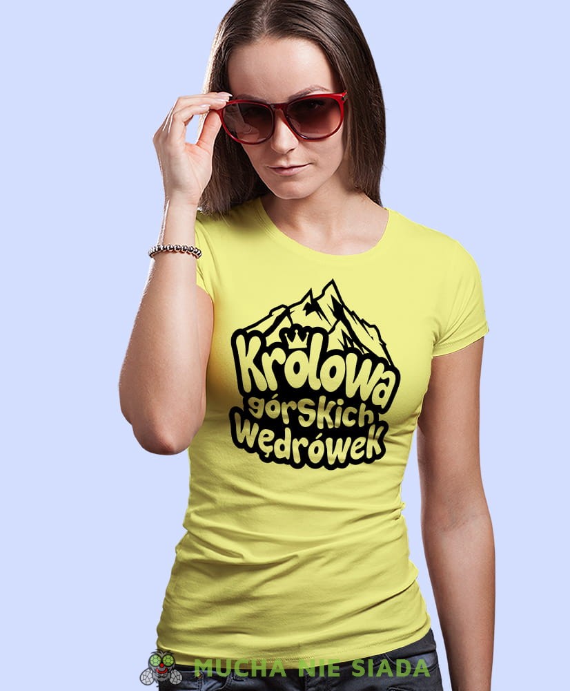 Damska koszulka z nadrukiem - Królowa górskich wędrówek - Idealna za wypad w góry, żółta koszulka z nadrukiem, wycieczka w góry, górska wyprawa, T-shirt dla miłośników turystyki górskiej, mucha nie siada koszulki.jpg