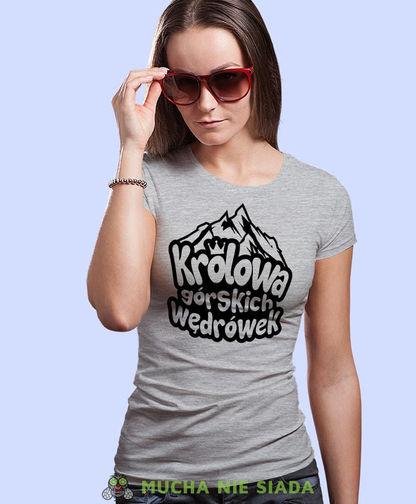 Damska koszulka z nadrukiem - Królowa górskich wędrówek - Idealna za wypad w góry, szara koszulka z nadrukiem, wycieczka w góry, górska wyprawa, T-shirt dla miłośników turystyki górskiej, mucha nie siada koszulki.jpg