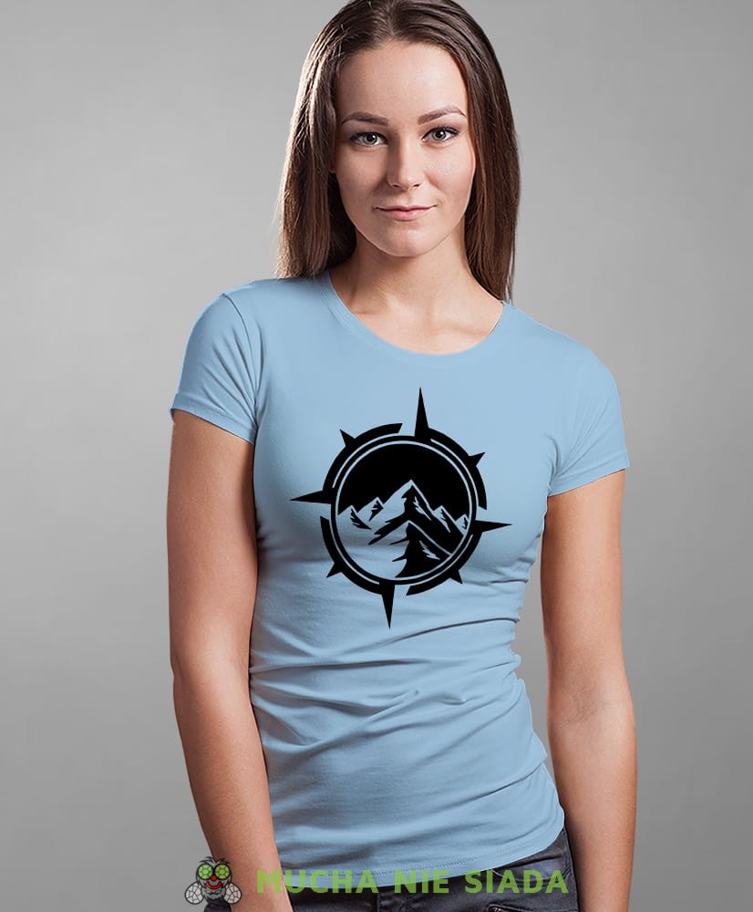 Damska koszulka z nadrukiem - Kompas góry  - Idealna za wypad w góry, jasnoniebieska koszulka z nadrukiem, wycieczka w góry, górska wyprawa, T-shirt dla miłośników turystyki górskiej, mucha nie siada koszulki.jpg