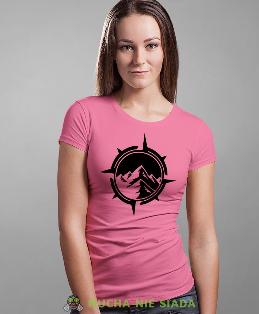 Damska koszulka z nadrukiem - Kompas góry  - Idealna za wypad w góry, różowa koszulka z nadrukiem, wycieczka w góry, górska wyprawa, T-shirt dla miłośników turystyki górskiej, mucha nie siada koszulki.jpg
