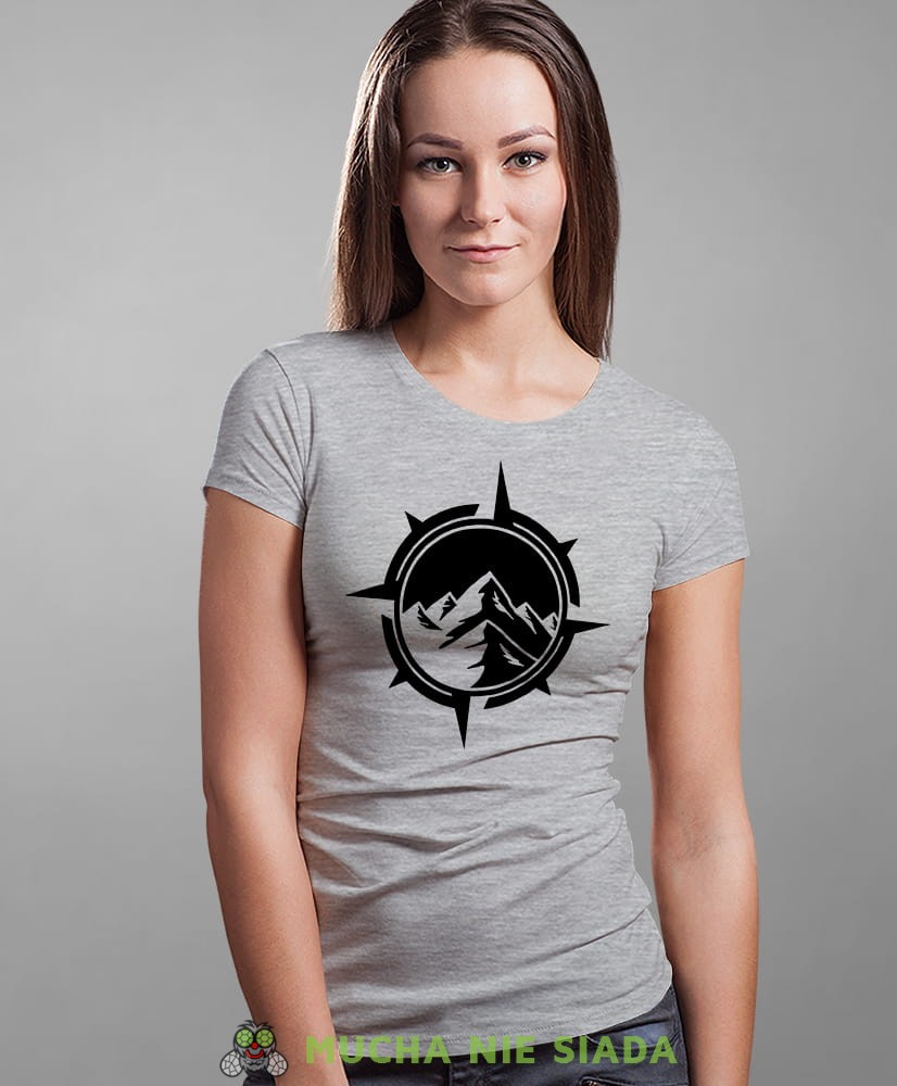Damska koszulka z nadrukiem - Kompas góry  - Idealna za wypad w góry, szara koszulka z nadrukiem, wycieczka w góry, górska wyprawa, T-shirt dla miłośników turystyki górskiej, mucha nie siada koszulki.jpg