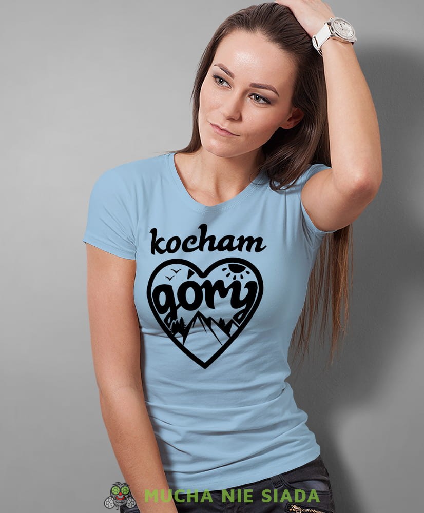 Damska koszulka z nadrukiem - Kocham góry, serce - Idealna za wypad w góry, jasnoniebieska koszulka z nadrukiem, wycieczka w góry, górska wyprawa, T-shirt dla miłośników turystyki górskiej, mucha nie siada koszulki.jpg