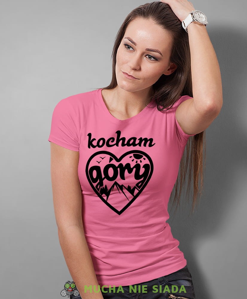 Damska koszulka z nadrukiem - Kocham góry, serce - Idealna za wypad w góry, różowa koszulka z nadrukiem, wycieczka w góry, górska wyprawa, T-shirt dla miłośników turystyki górskiej, mucha nie siada koszulki.jpg