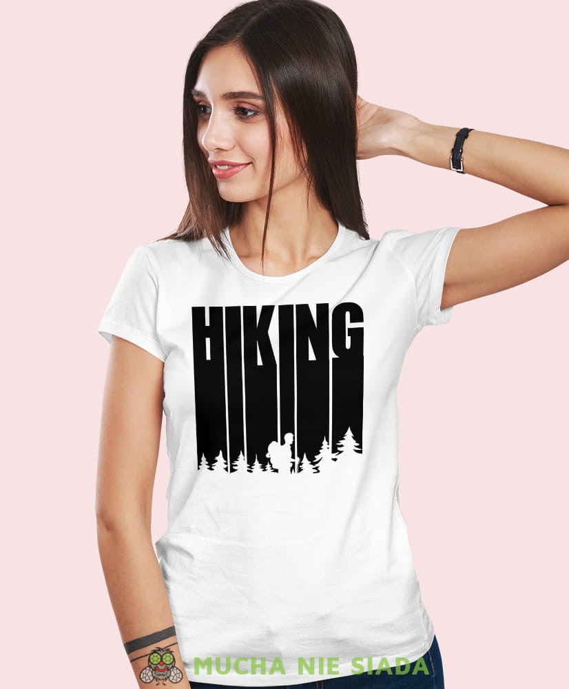 Damska koszulka z nadrukiem - Hiking góry las - Idealna za wypad w góry, biała koszulka z nadrukiem, wycieczka w góry, górska wyprawa, T-shirt dla miłośników turystyki górskiej, mucha nie siada koszulki.jpg
