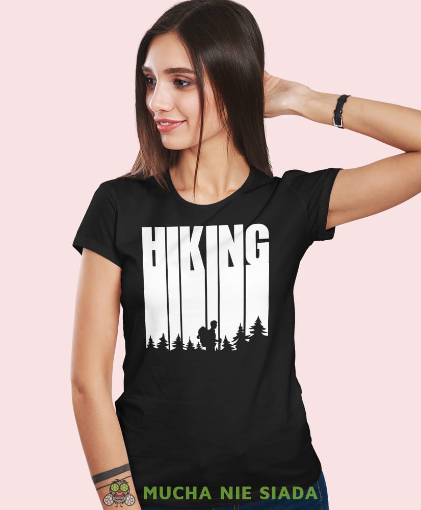 Damska koszulka z nadrukiem - Hiking góry las - Idealna za wypad w góry, czarna koszulka z nadrukiem, wycieczka w góry, górska wyprawa, T-shirt dla miłośników turystyki górskiej, mucha nie siada koszulki.jpg