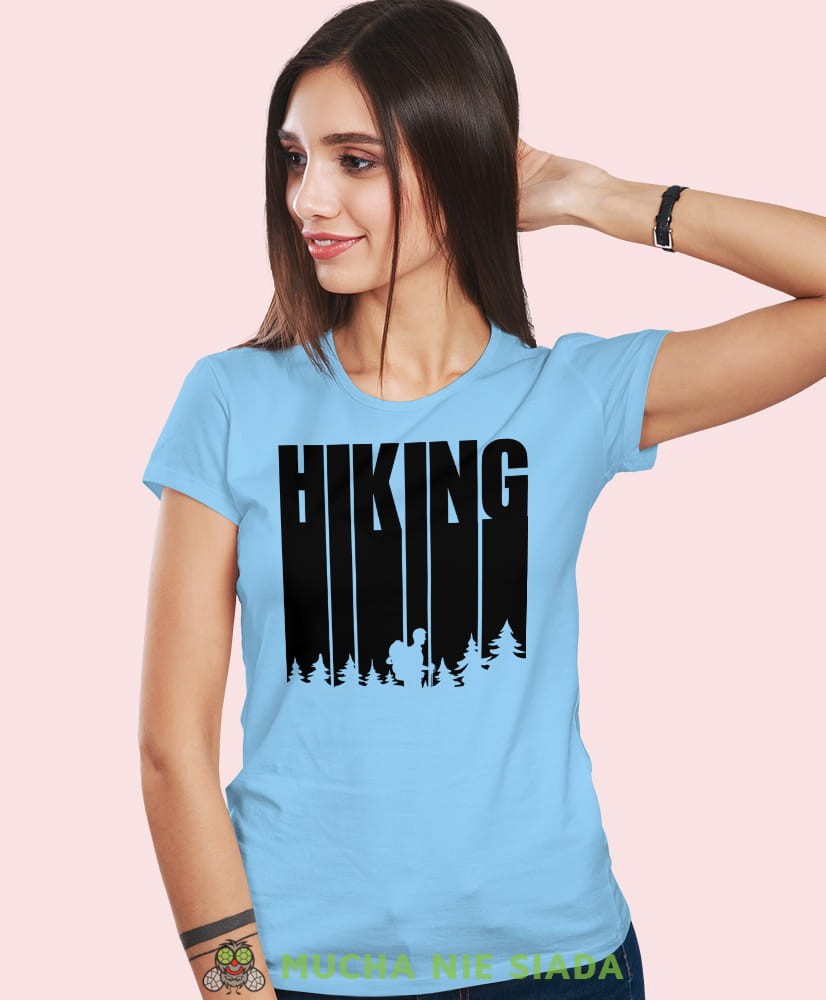 Damska koszulka z nadrukiem - Hiking góry las - Idealna za wypad w góry, jasnoniebieska koszulka z nadrukiem, wycieczka w góry, górska wyprawa, T-shirt dla miłośników turystyki górskiej, mucha nie siada koszulki.jpg