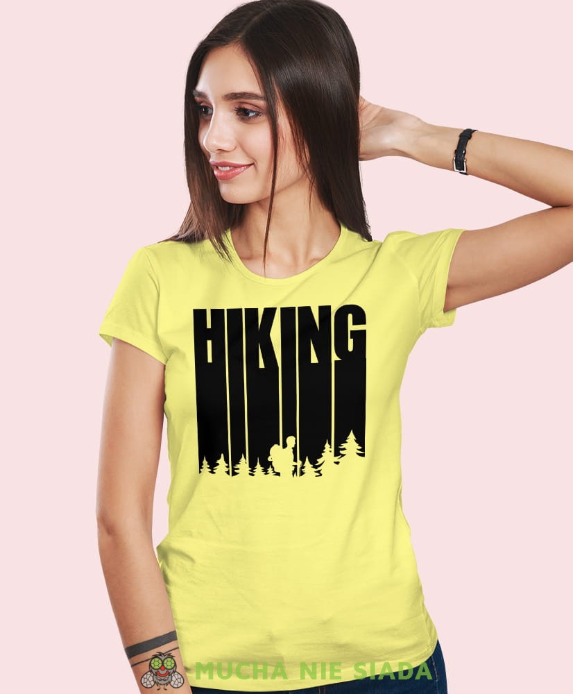 Damska koszulka z nadrukiem - Hiking góry las - Idealna za wypad w góry, żółta koszulka z nadrukiem, wycieczka w góry, górska wyprawa, T-shirt dla miłośników turystyki górskiej, mucha nie siada koszulki.jpg