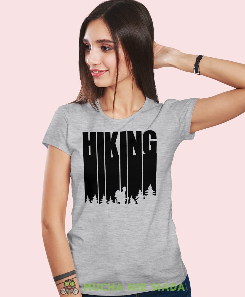 Damska koszulka z nadrukiem - Hiking góry las - Idealna za wypad w góry, szara koszulka z nadrukiem, wycieczka w góry, górska wyprawa, T-shirt dla miłośników turystyki górskiej, mucha nie siada koszulki.jpg