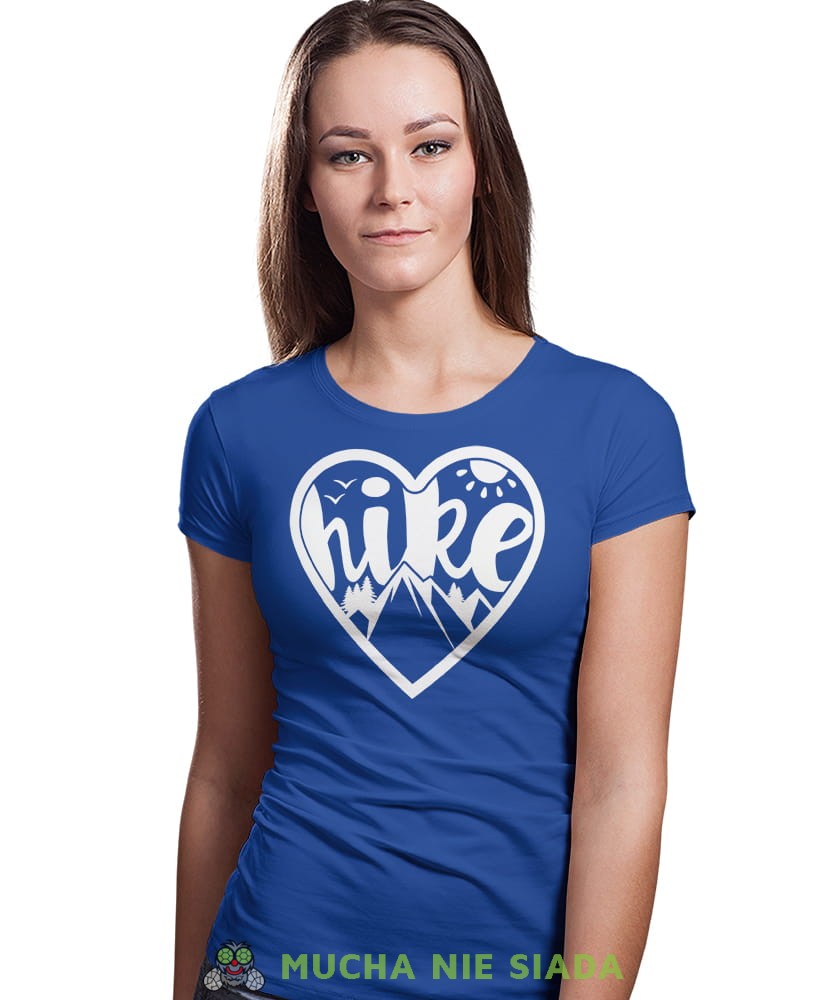 Damska koszulka z nadrukiem - Hike góry serce - Idealna za wypad w góry, niebieska koszulka z nadrukiem, wycieczka w góry, górska wyprawa, T-shirt dla miłośników turystyki górskiej, mucha nie siada koszulki.jpg