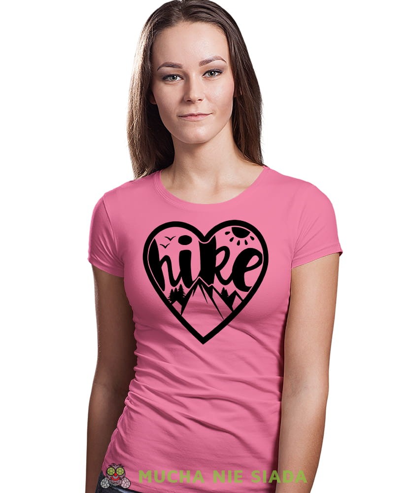Damska koszulka z nadrukiem - Hike góry serce - Idealna za wypad w góry, różowa koszulka z nadrukiem, wycieczka w góry, górska wyprawa, T-shirt dla miłośników turystyki górskiej, mucha nie siada koszulki.jpg