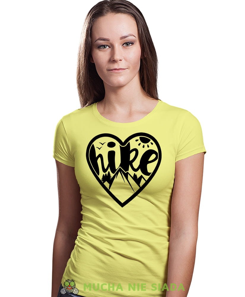 Damska koszulka z nadrukiem - Hike góry serce - Idealna za wypad w góry, żółta koszulka z nadrukiem, wycieczka w góry, górska wyprawa, T-shirt dla miłośników turystyki górskiej, mucha nie siada koszulki.jpg