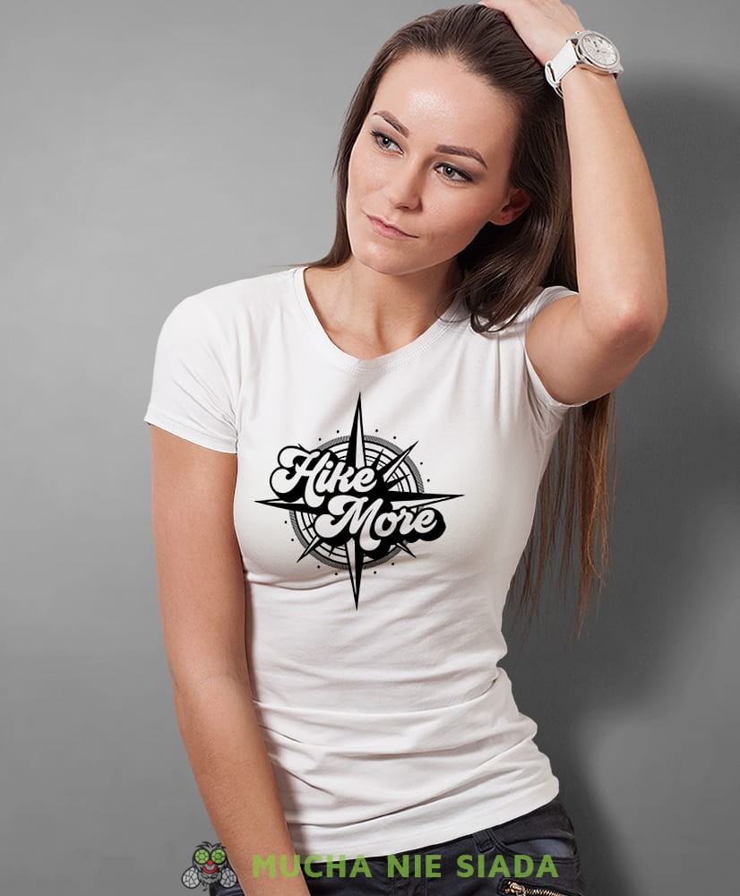 Damska koszulka z nadrukiem - Hike more - Idealna za wypad w góry, biała koszulka z nadrukiem, wycieczka w góry, górska wyprawa, T-shirt dla miłośników turystyki górskiej, mucha nie siada koszulki.jpg