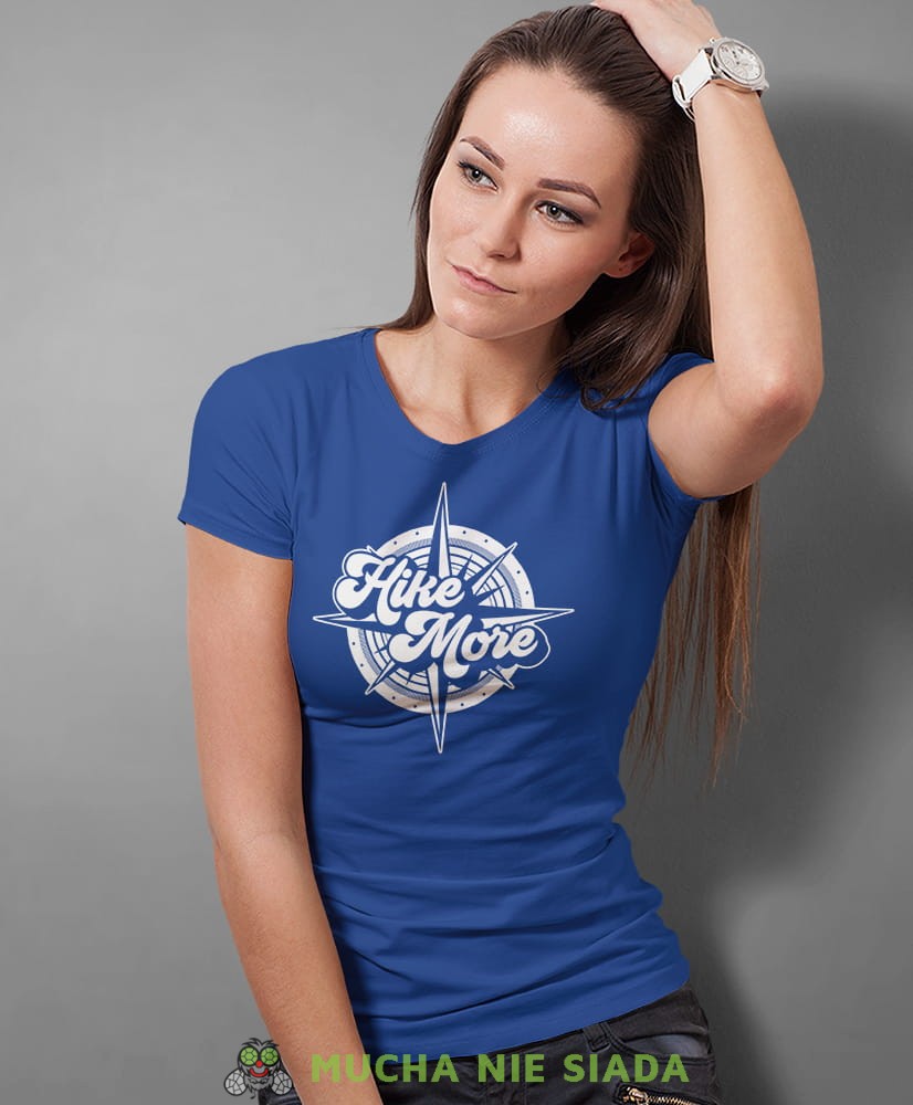 Damska koszulka z nadrukiem - Hike more - Idealna za wypad w góry, niebieska koszulka z nadrukiem, wycieczka w góry, górska wyprawa, T-shirt dla miłośników turystyki górskiej, mucha nie siada koszulki.jpg