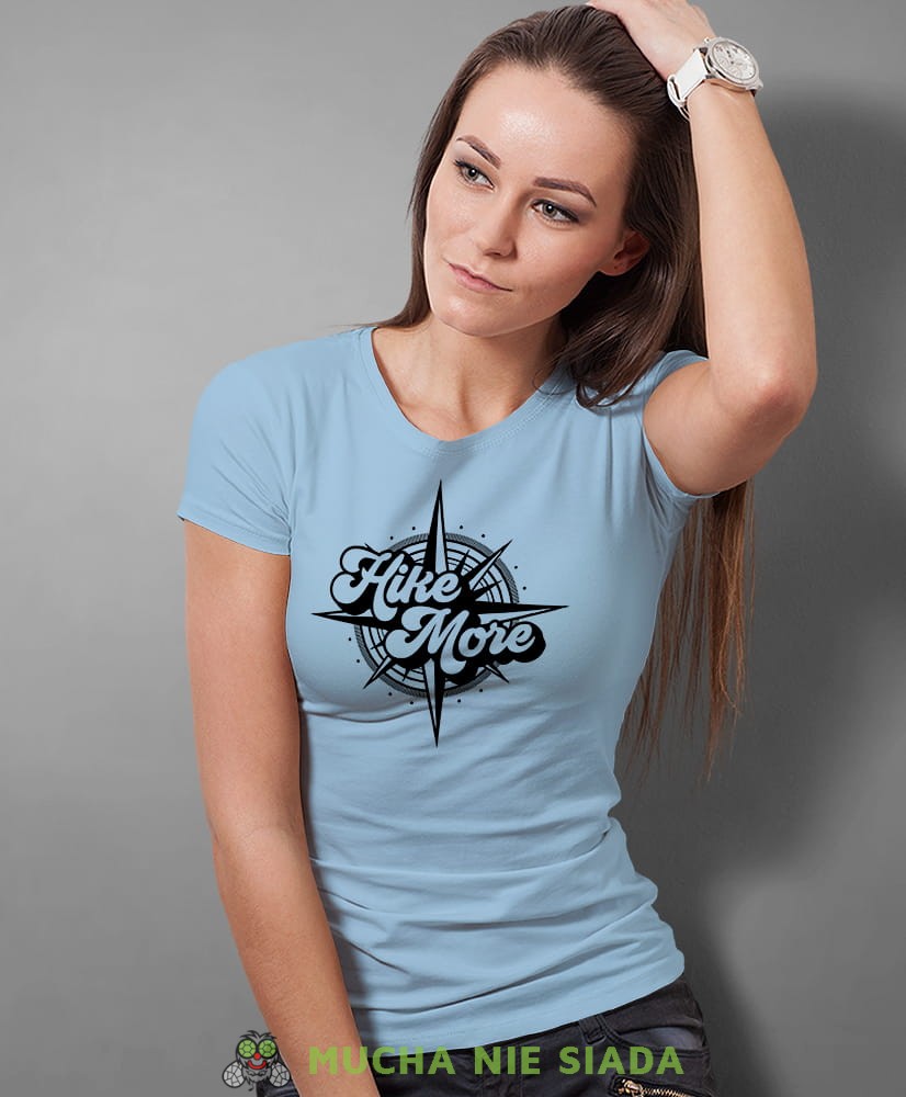 Damska koszulka z nadrukiem - Hike more - Idealna za wypad w góry, jasnoniebieska koszulka z nadrukiem, wycieczka w góry, górska wyprawa, T-shirt dla miłośników turystyki górskiej, mucha nie siada koszulki.jpg
