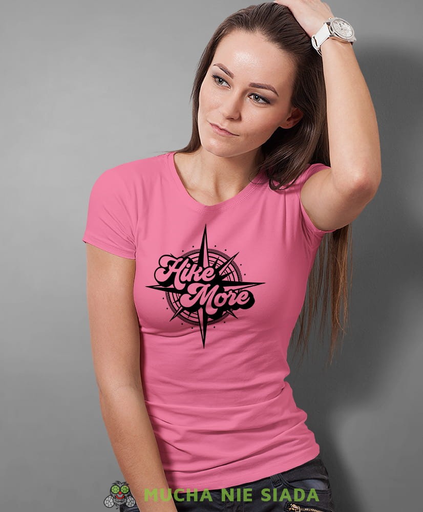 Damska koszulka z nadrukiem - Hike more - Idealna za wypad w góry, różowa koszulka z nadrukiem, wycieczka w góry, górska wyprawa, T-shirt dla miłośników turystyki górskiej, mucha nie siada koszulki.jpg