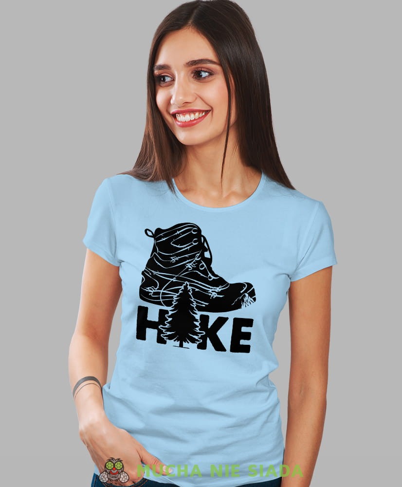 Damska koszulka z nadrukiem - Hike - But górski - Idealna za wypad w góry, jasnoniebieska koszulka z nadrukiem, wycieczka w góry, górska wyprawa, T-shirt dla miłośników turystyki górskiej, mucha nie siada koszulki.jpg