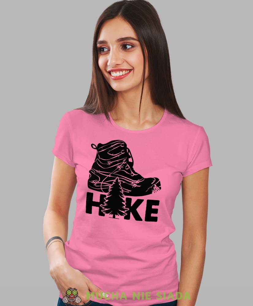 Damska koszulka z nadrukiem - Hike - But górski - Idealna za wypad w góry, różowa koszulka z nadrukiem, wycieczka w góry, górska wyprawa, T-shirt dla miłośników turystyki górskiej, mucha nie siada koszulki.jpg