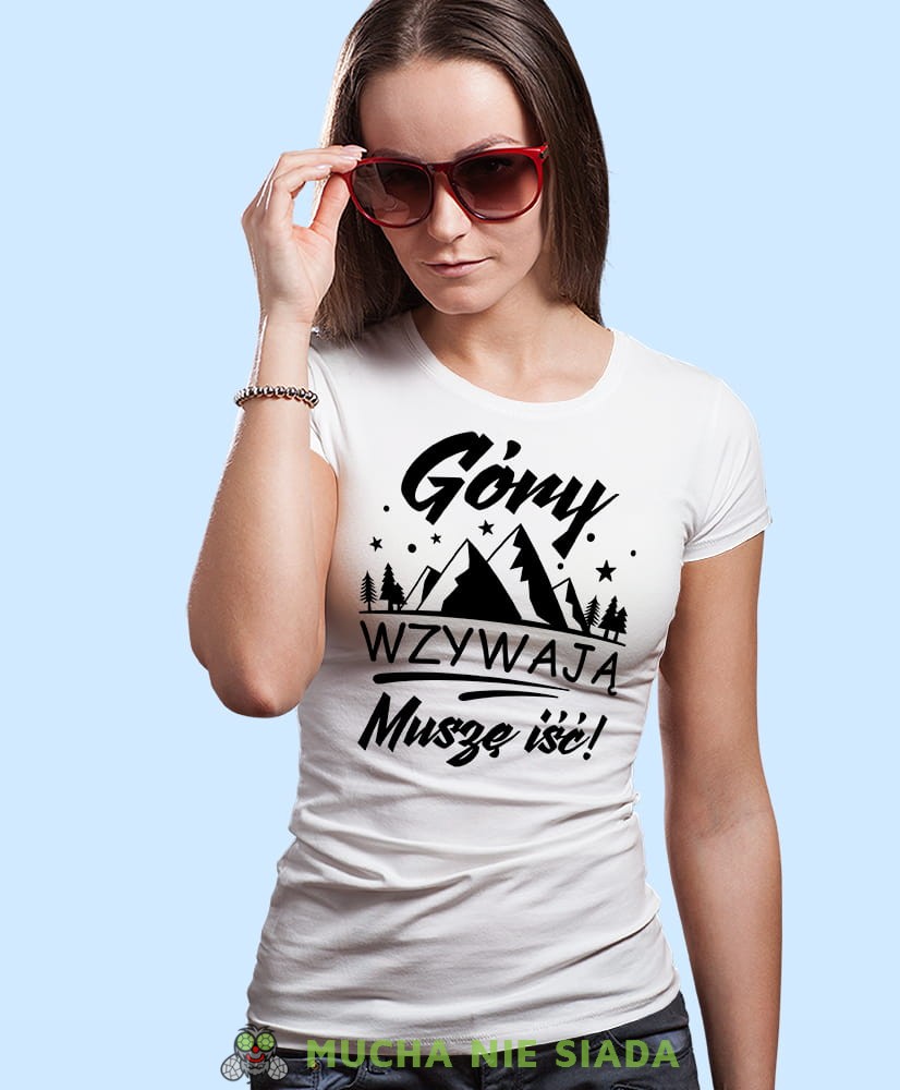 Damska koszulka z nadrukiem - Góry wzywają muszę iść - Idealna za wypad w góry, biała koszulka z nadrukiem, wycieczka w góry, górska wyprawa, T-shirt dla miłośników turystyki górskiej, mucha nie siada koszulki.jpg