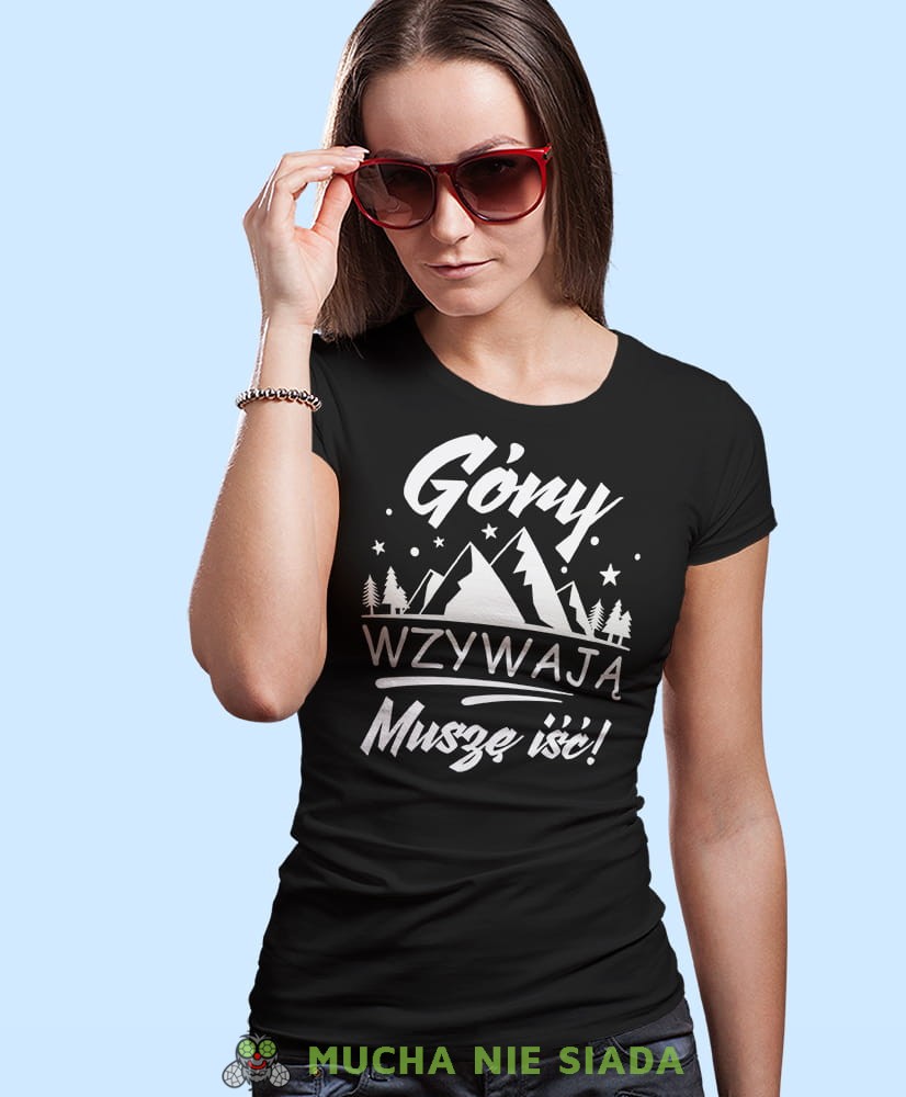 Damska koszulka z nadrukiem - Góry wzywają muszę iść - Idealna za wypad w góry, czarna koszulka z nadrukiem, wycieczka w góry, górska wyprawa, T-shirt dla miłośników turystyki górskiej, mucha nie siada koszulki.jpg