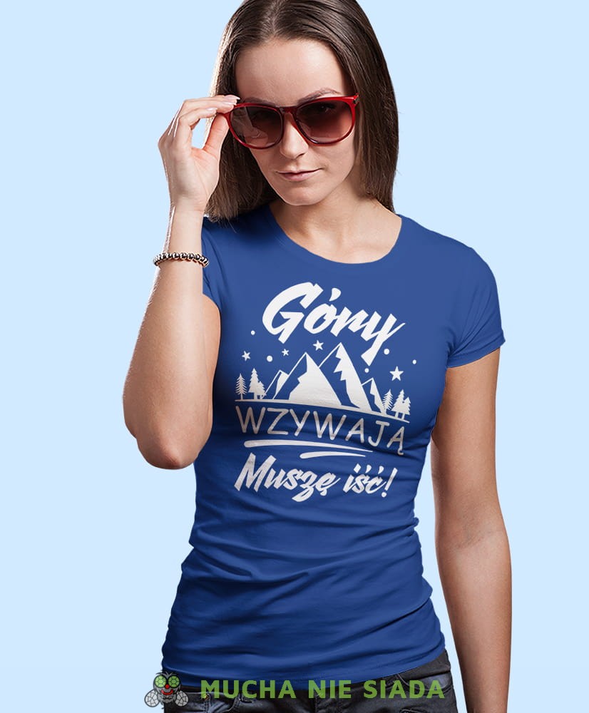 Damska koszulka z nadrukiem - Góry wzywają muszę iść - Idealna za wypad w góry, niebieska koszulka z nadrukiem, wycieczka w góry, górska wyprawa, T-shirt dla miłośników turystyki górskiej, mucha nie siada koszulki.jpg
