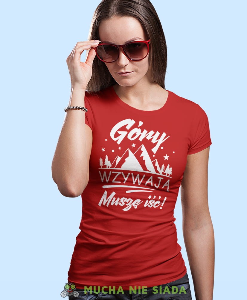 Damska koszulka z nadrukiem - Góry wzywają muszę iść - Idealna za wypad w góry, czerwona koszulka z nadrukiem, wycieczka w góry, górska wyprawa, T-shirt dla miłośników turystyki górskiej, mucha nie siada koszulki.jpg