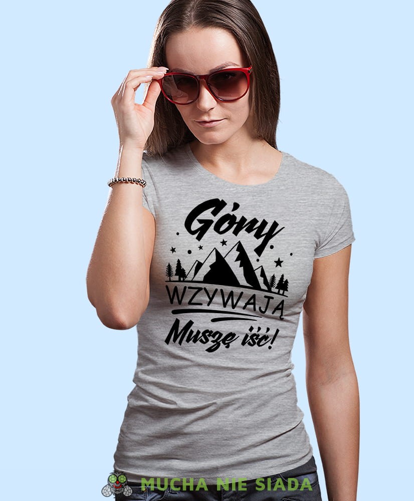 Damska koszulka z nadrukiem - Góry wzywają muszę iść - Idealna za wypad w góry, szara koszulka z nadrukiem, wycieczka w góry, górska wyprawa, T-shirt dla miłośników turystyki górskiej, mucha nie siada koszulki.jpg