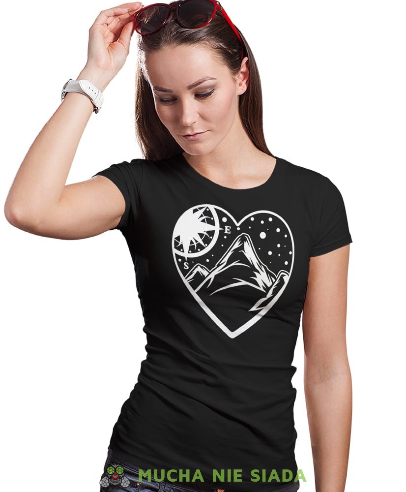 Damska koszulka z nadrukiem - Góry kompas serce - Idealna za wypad w góry, czarna koszulka z nadrukiem, wycieczka w góry, górska wyprawa, T-shirt dla miłośników turystyki górskiej, mucha nie siada koszulki.jpg