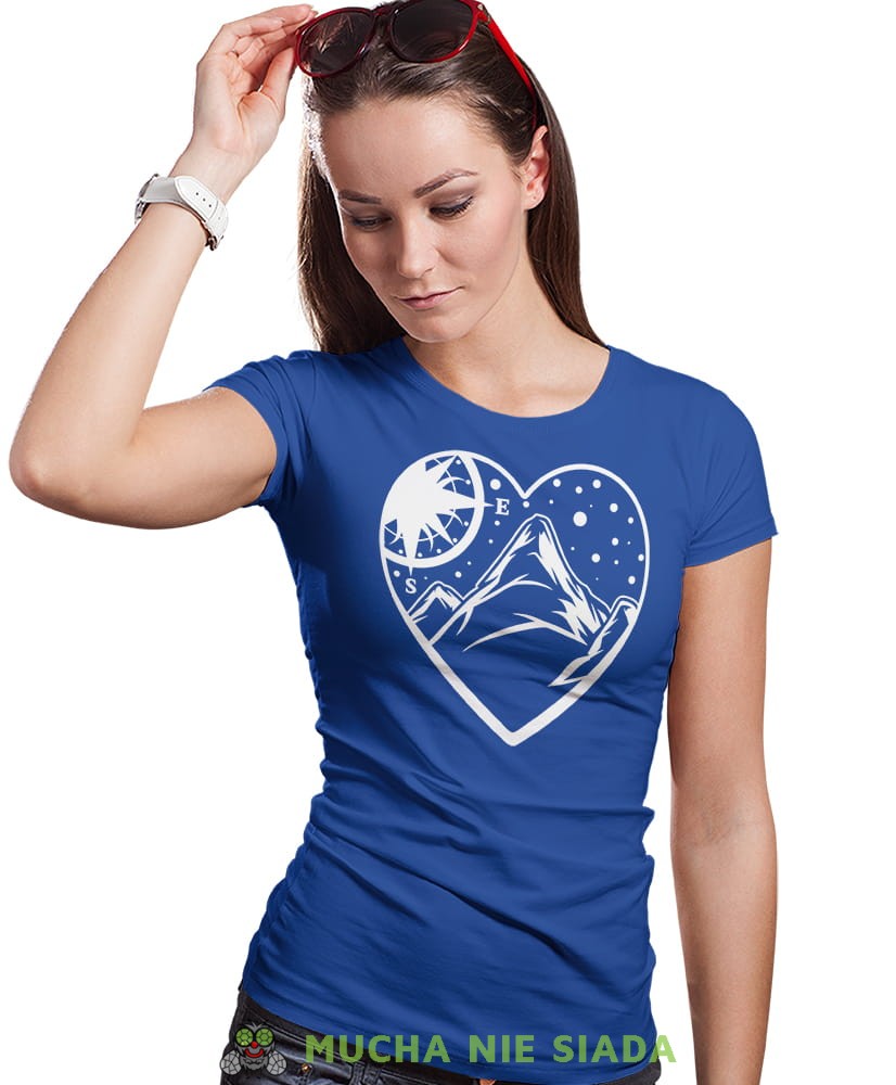 Damska koszulka z nadrukiem - Góry kompas serce - Idealna za wypad w góry, niebieska koszulka z nadrukiem, wycieczka w góry, górska wyprawa, T-shirt dla miłośników turystyki górskiej, mucha nie siada koszulki.jpg