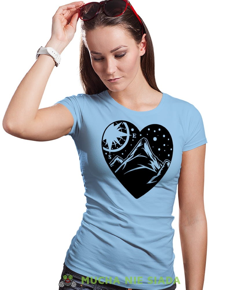 Damska koszulka z nadrukiem - Góry kompas serce - Idealna za wypad w góry, jasnoniebieska koszulka z nadrukiem, wycieczka w góry, górska wyprawa, T-shirt dla miłośników turystyki górskiej, mucha nie siada koszulki.jpg